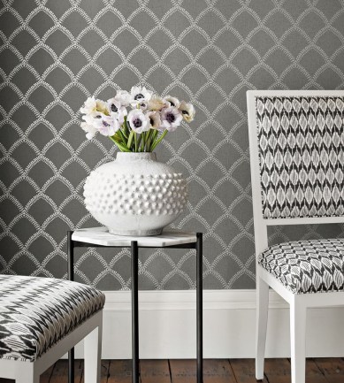 Anna French Burmese Metallic Silver-Charcoal tapéta - Paisley Home