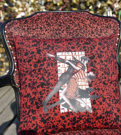 Jean Paul Gaultier Beaux Arts Rouge textil - Paisley Home