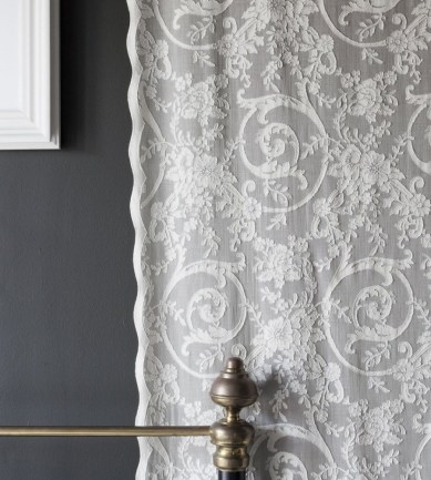 MYB Textiles Peony Scroll Natural textil - Paisley Home